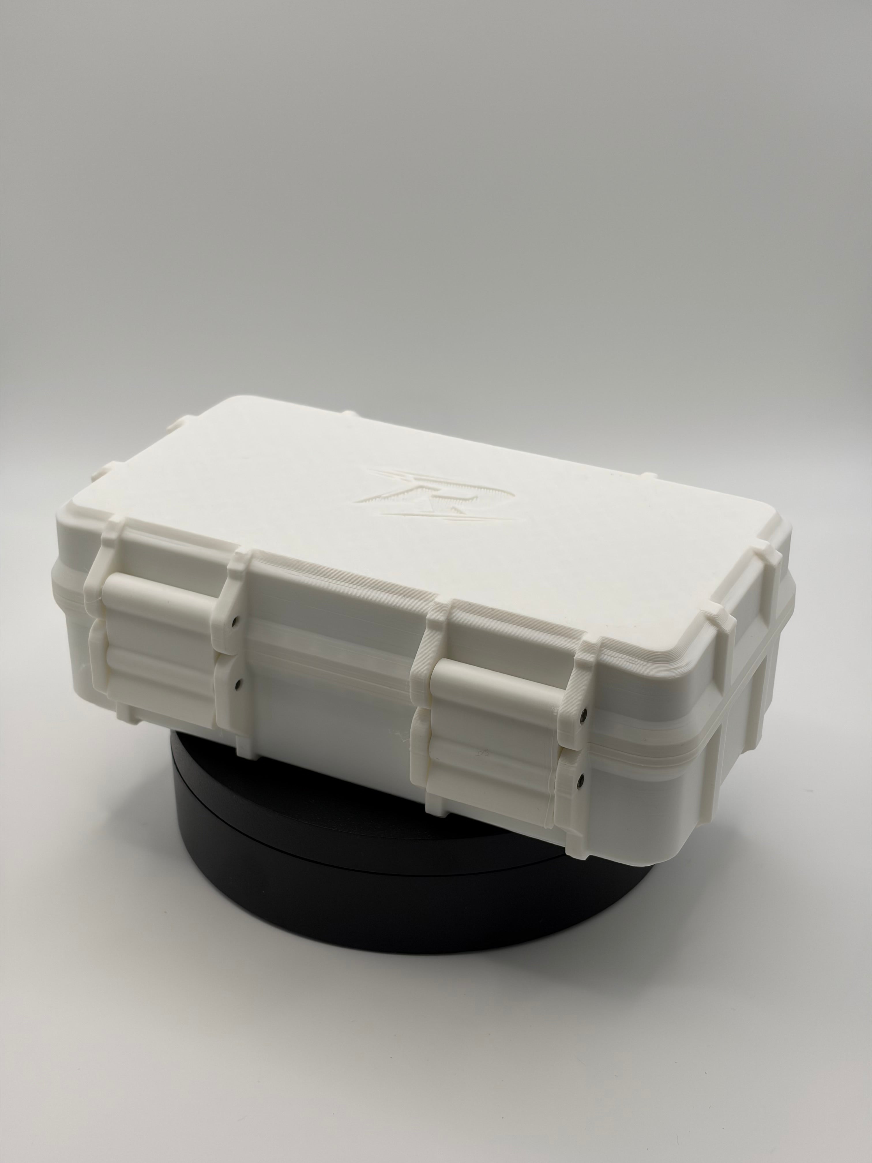 Kleine 10ml Flasche mit TRT-Box von Robin Fit, klare Flüssigkeit in einem medizinischen Vial, auf weißem Hintergrund.