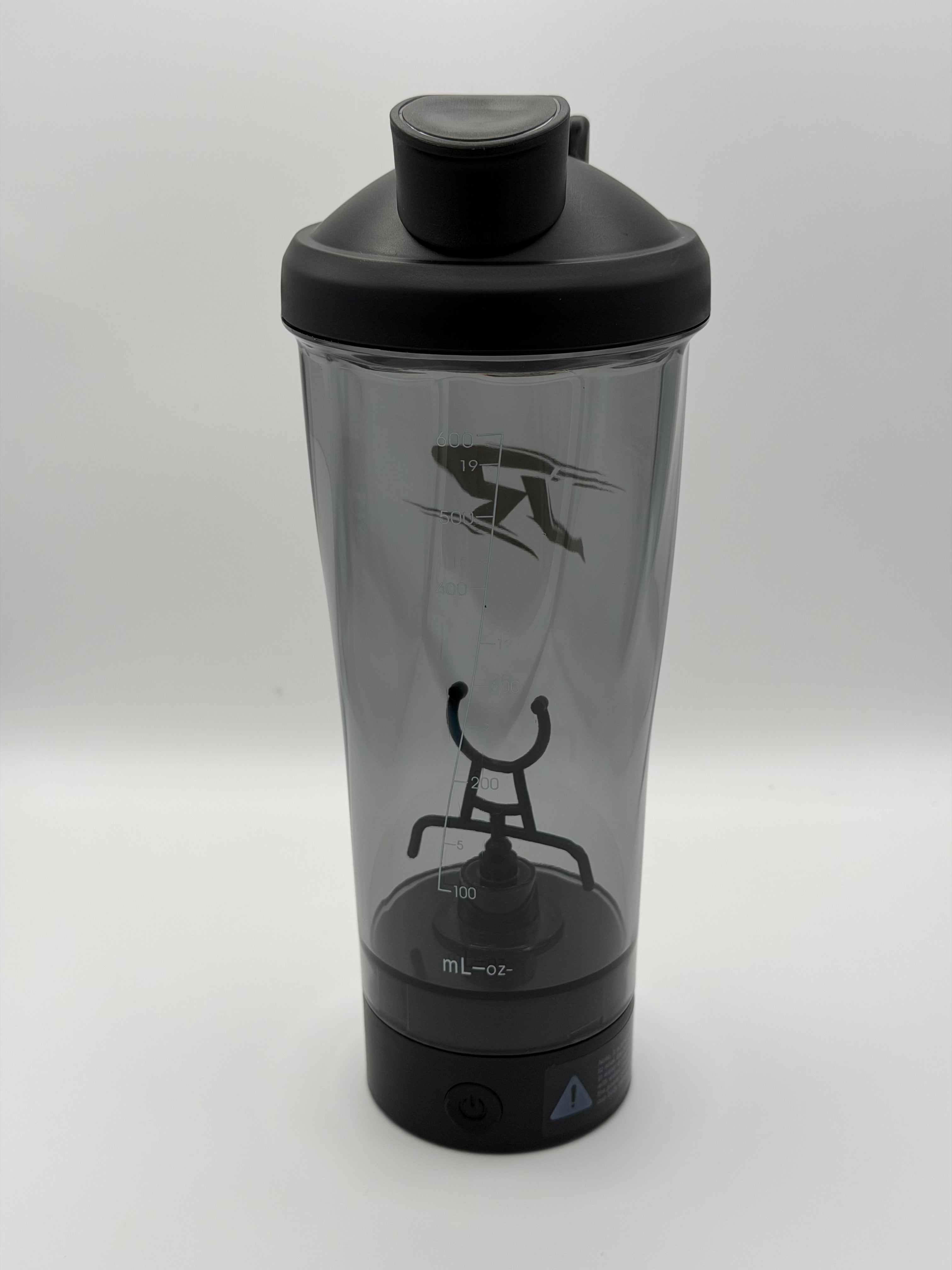 Elektrischer RobinFit Shaker mit 600ml Fassungsvermögen, roter Deckel und transparentem Körper, ideal für Getränke und Proteinshakes.
